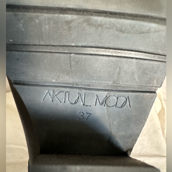 Brand New Black Leather Cut-Out heeled boots - Size 37 - Picture 9 of 9